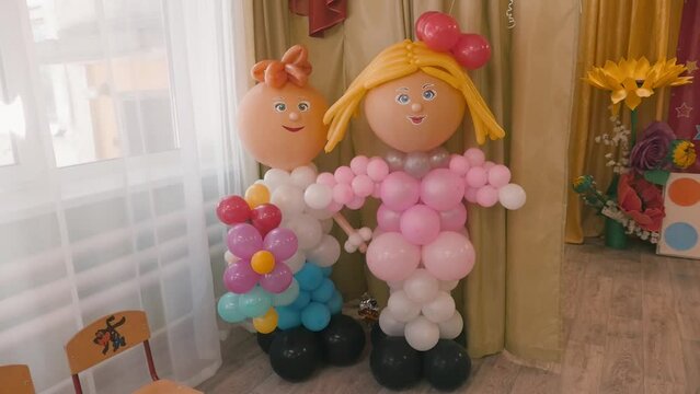 Decorative dolls from balloons in kindergarten
