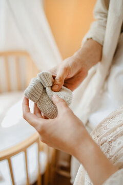 Couple attendant leur enfant &agrave; naitre dans une chambre de b&eacute;b&eacute;