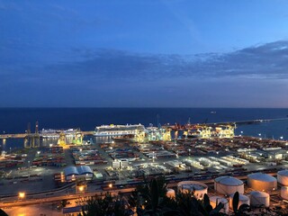 Fototapeta premium [Spain] Night view of container terminal from Montjuïc Hill (Barcelona)