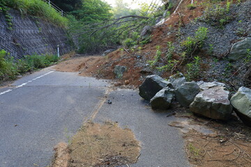 自然災害で起きた土砂崩れのために全面通行止めとなった道路