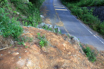 自然災害で起きた土砂崩れのために全面通行止めとなった道路