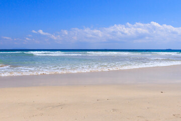 Fototapeta na wymiar 南伊豆のキサミオオオハマビーチの美しい青い海と空