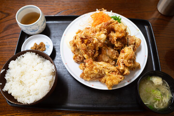 とても美味しい日本の大盛り唐揚げ定食