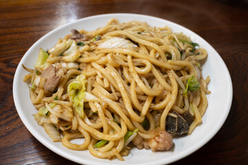 とても有名で美味しい日本の岡山県のホルモンうどん