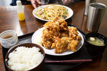 とても美味しい日本の大盛り唐揚げ定食