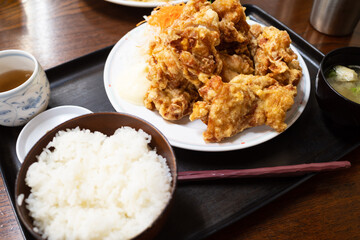 とても美味しい日本の大盛り唐揚げ定食