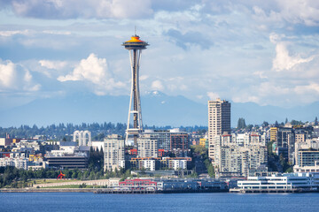 Downtown Seattle, Washington, United States of America. View of the Modern City on the Pacific Ocean Coast. Cloudy Blue Sky. - obrazy, fototapety, plakaty
