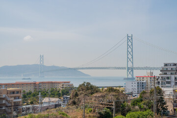 Fototapeta premium 兵庫 五色塚古墳から見た明石海峡大橋