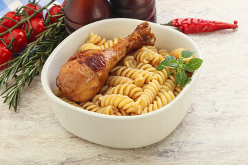Roasted chicken leg with macaroni