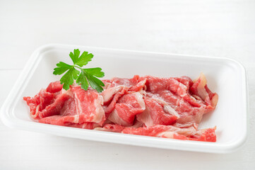 新鮮な薄切り牛肉