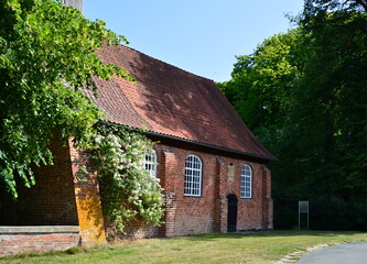 Fototapeta na wymiar Historische Kapelle im Frühling im Dorf Bothmer, Niedersachsen