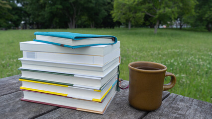 山積みの本とコーヒー