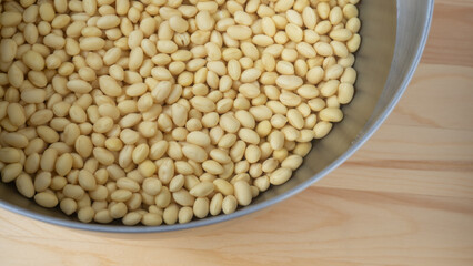 大豆を水に浸す