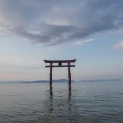 湖に浮かぶ鳥居