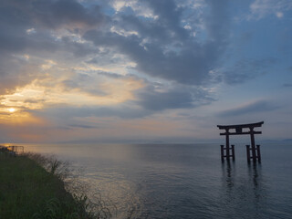 湖に浮かぶ鳥居