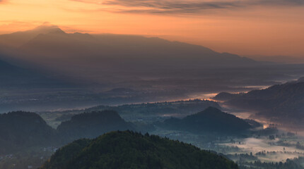 Obraz premium Farmlands on a misty morning
