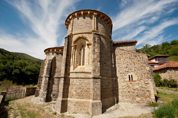 Obraz premium Monasterio de Santa María la Real, siglo IX. Piasca. Picos de Europa. Cantabria. Spain.