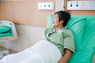 Obraz premium senior woman patient lying in bed at hospital ward. Healthcare medical and medicine concept.