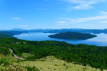 阿寒摩周国立公園。美幌峠より屈斜路湖を望む。弟子屈、北海道、日本。６月下旬。