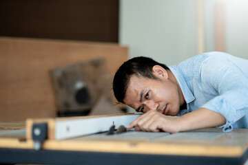 Obraz premium Choseup of capenters working with Circular saw in a carpentry workshop.