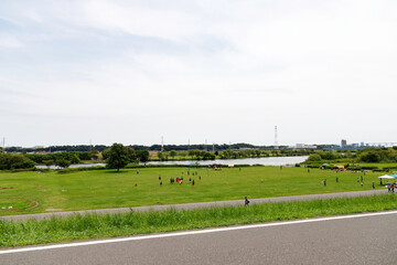 葛飾区側から江戸川越しに見た里美公園方面の風景