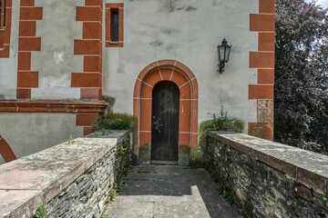 Eingang einer historischen Kirche in der Altstadt von Bacharach