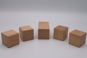 並んだ積み木のクローズアップ
積み木にお好きな文字を入れてお使いください