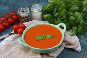 Tomatensuppe mit Basilikum,Tomaten und Gewürzen.