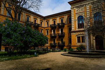 Obraz premium The garden of an old Building in Europe