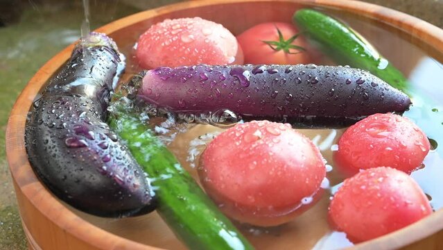 暑い夏に冷えた夏野菜
