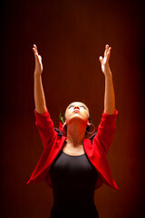 Bailarina de flamenco con los brazos levantados hacia la luz
