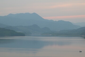Fototapeta premium 七ヶ宿ダム湖の夕日 山の稜線 宮城県 七ヶ宿町