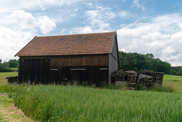 Obraz premium Mountains And Old Wooden Barn In The Field