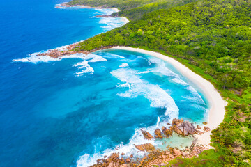 Im Vordergrund ist der tropische Strand von Anse Cocos, dann die Strände von Petit Anse und Grand Anse. La Digue, Seychellen