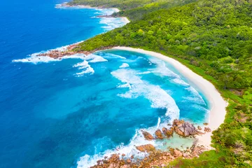 Photo sur Plexiglas Anse Source D'Agent, île de La Digue, Seychelles Au premier plan se trouve la plage tropicale d& 39 Anse Cocos, puis les plages de Petit Anse et Grand Anse. La Digue, Seychelles