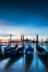 Lagune von Venedig, Gondeln im Vordergrund, San Giorgio Maggiore Kirche im Hintergrund, Morgenstimmung in Venedig