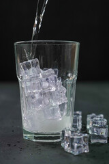 Versare acqua nel bicchiere