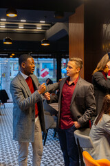 Obraz premium Discussing about the business while standing in the cafe