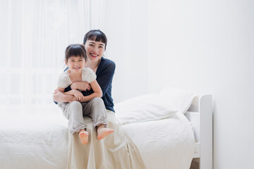 お家で子供と遊ぶお母さん