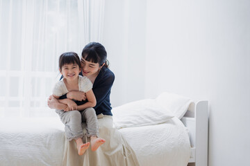 お家で子供と遊ぶお母さん