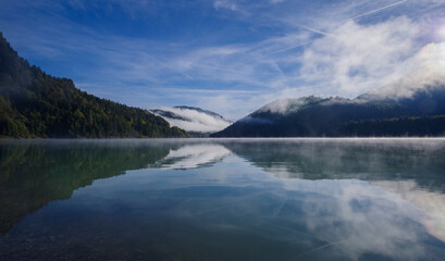 Alpiner Stausee Sylvensteinspeicher im morgendlichen Nebel an einem kalten Tag im Herbst 