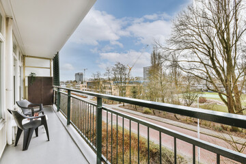 Exterior of the balony of an apartment with a set of little table and chairs © Casa imágenes