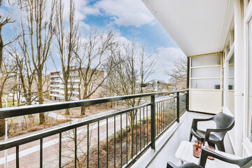 Exterior of the balony of an apartment with a set of little table and chairs © Casa imágenes