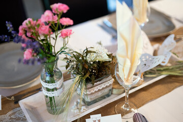 Angerichteter Tisch im Restaurant mit Blumen und Gläsern
