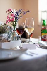 Essen und Wein Trinken bei einer formalen Feier