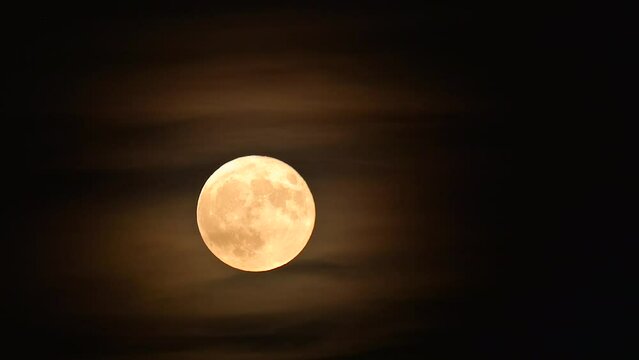 Supermond, grosser Vollmond bei Nacht