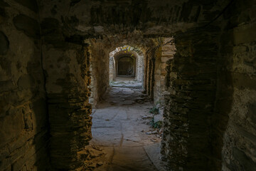 Obraz premium Brick ruins and ruined rooms of old fortification fort outpost