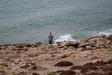 Fototapeta na wymiar Fotografía de un pescador en la costa