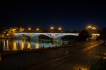 Fototapeta premium Fotografía del Puente de Triana de noche