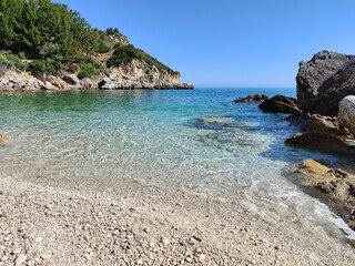 Fototapeta na wymiar Le acque limpide della spiaggia di Castellammare del Golfo, in Sicilia